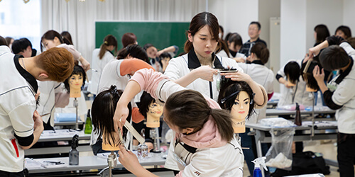 仙台ヘアメイク専門学校の授業風景の写真