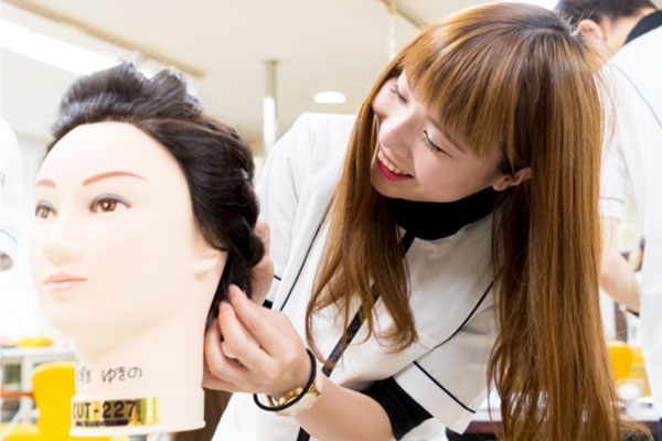 美容師として求められる技術を習得できるヘアスタイリストコース 美容を学ぶなら仙台の美容専門学校 仙台ヘアメイク専門学校